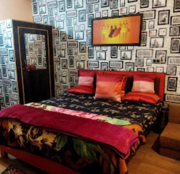 Quarto Economy, Pitambara Palace,datia