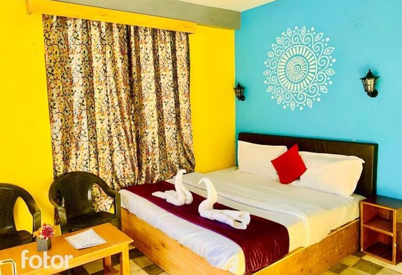 اتاق استاندارد با چشم‌انداز کوهستان, Rudra Grand Stays