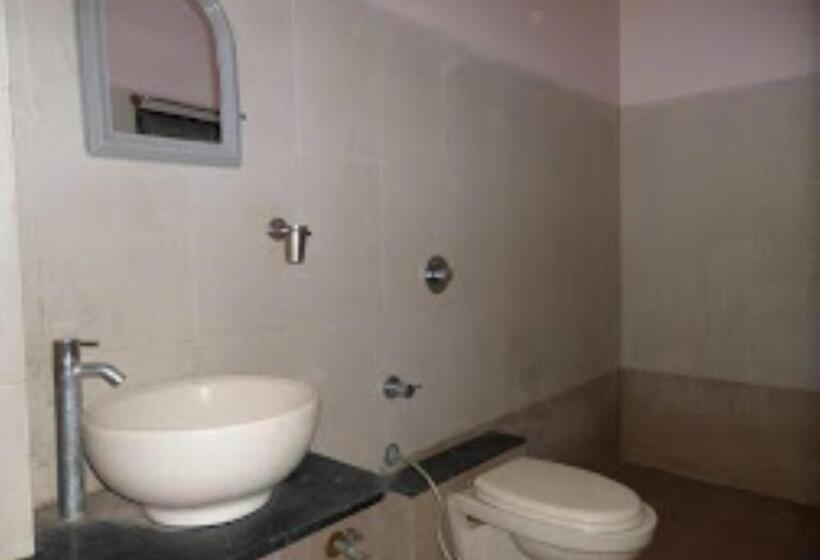 Номер Deluxe, Amit Plaza Dhule