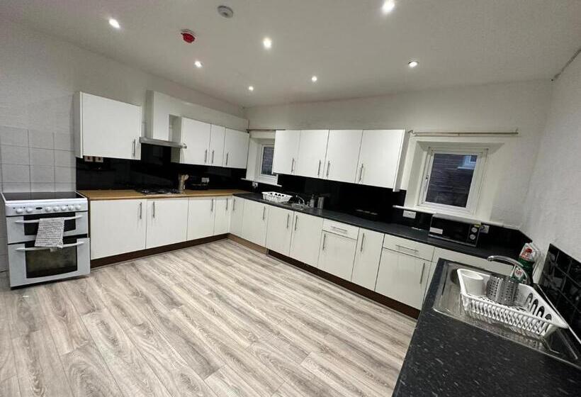 اتاق استاندارد با سرویس بهداشتی مشترک, Harrow Stays Ha1