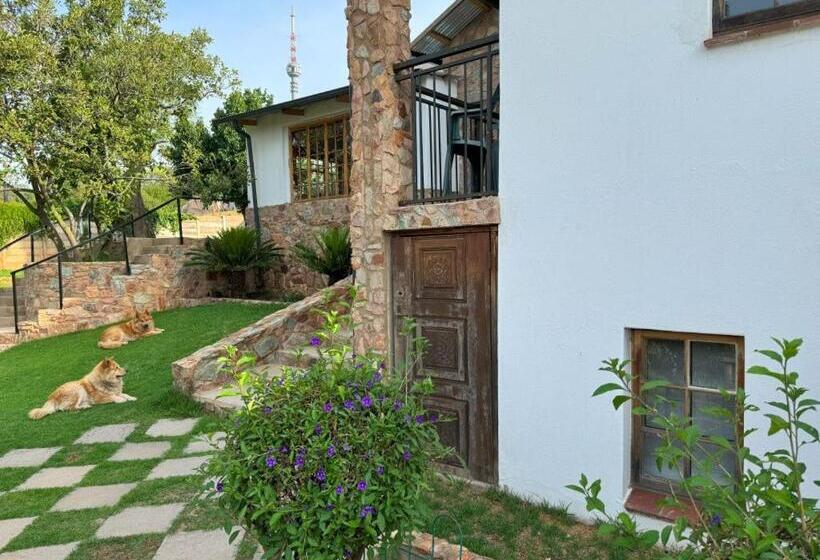 חדר סטנדרט לארבעה, Room In B&b   Adnaan S Secret Garden: Corner Room