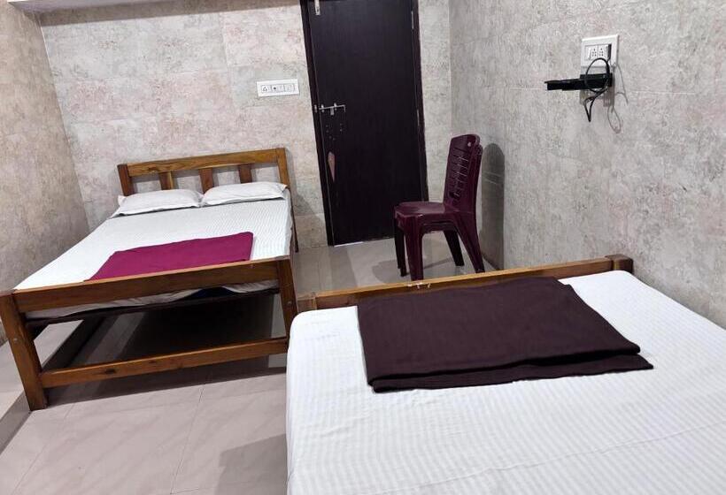 四人标准间, Staymaker Naik Residency