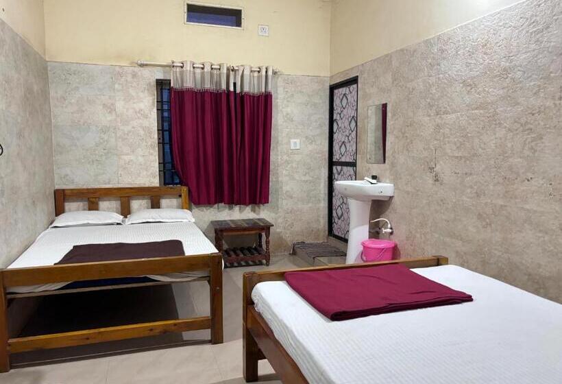 四人标准间, Staymaker Naik Residency