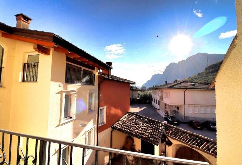 Quarto Estandar com Sacada, Sentieri Del Garda