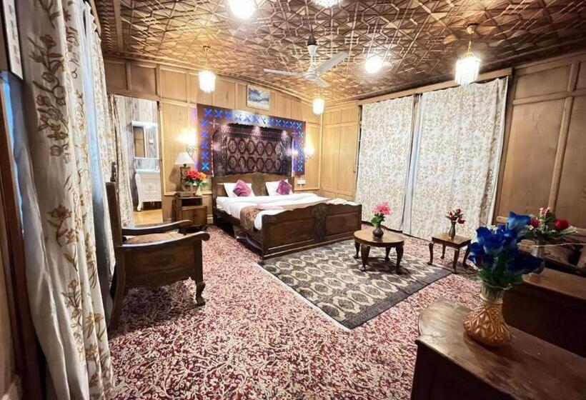 سوییت اجرایی, Floating Luxury Group Of Houseboats