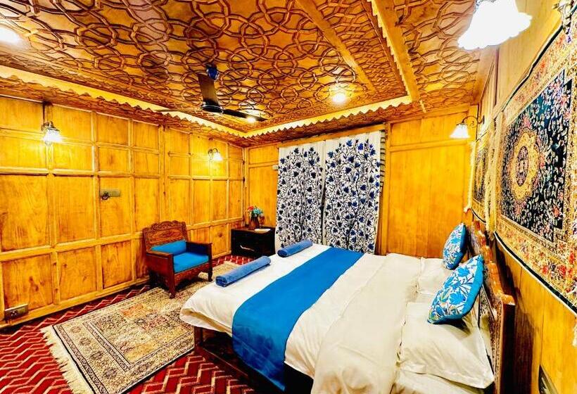 سوییت اجرایی, Floating Luxury Group Of Houseboats