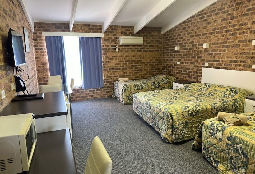 ファミリールーム, Clock Tower Motor Inn