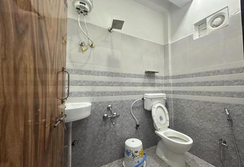 اتاق کلاسیک سه تخته, Oyo Happy Hours Inn