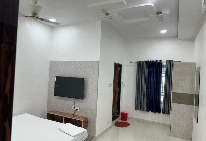 اتاق کلاسیک سه تخته, Oyo Happy Hours Inn