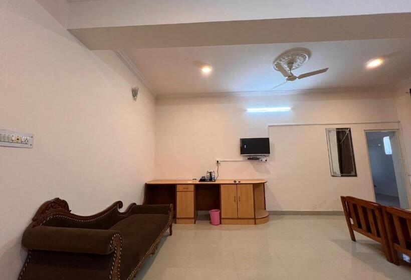 家庭套房, The Patel Stadium Hotel 1 Km From Bus Stand And 2 Km From Railway Station