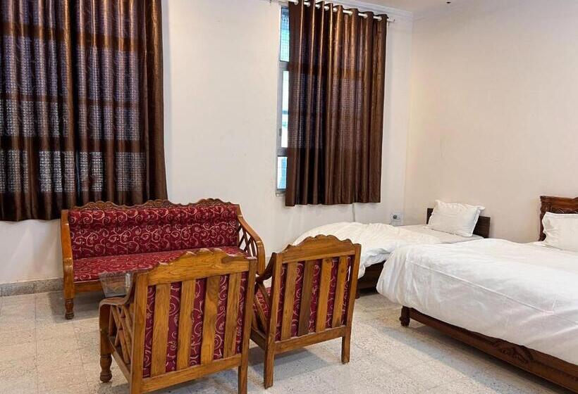 חדר דחוקס עם מיטת קינג, The Patel Stadium Hotel 1 Km From Bus Stand And 2 Km From Railway Station