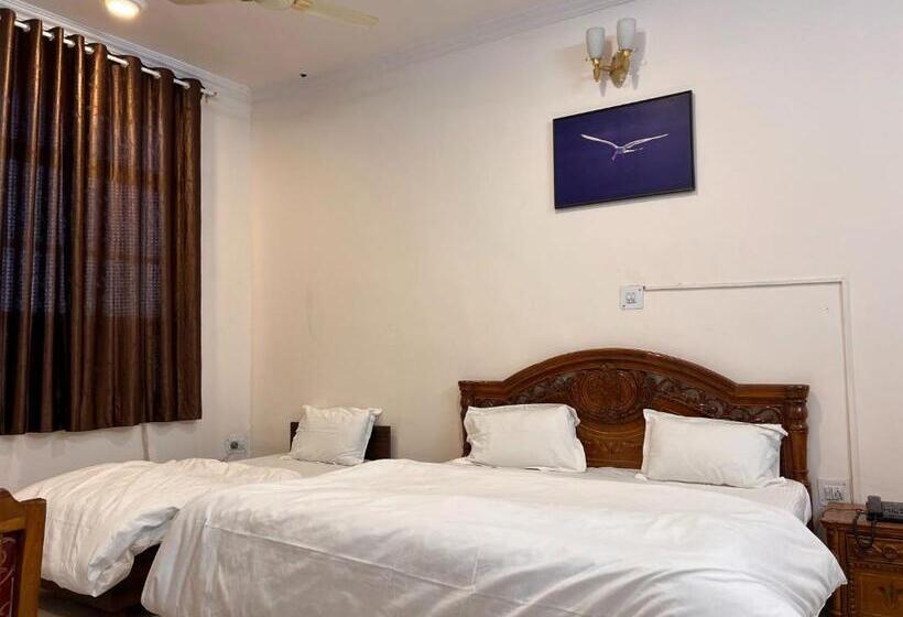 חדר דחוקס עם מיטת קינג, The Patel Stadium Hotel 1 Km From Bus Stand And 2 Km From Railway Station