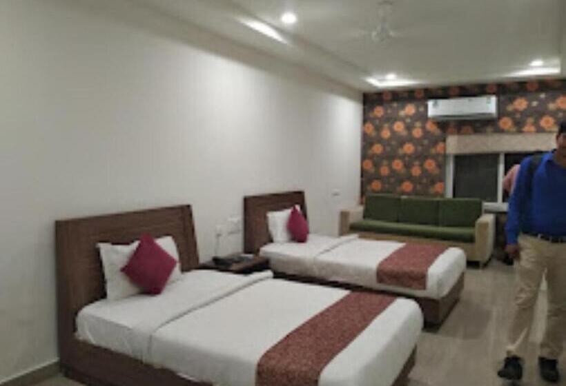 Номер Deluxe, Rest Inn Hotel , Khammam