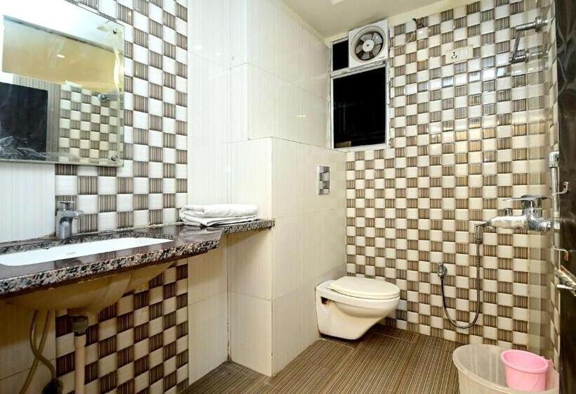 Трехместный Президентский, Star Palace Near Railway Station