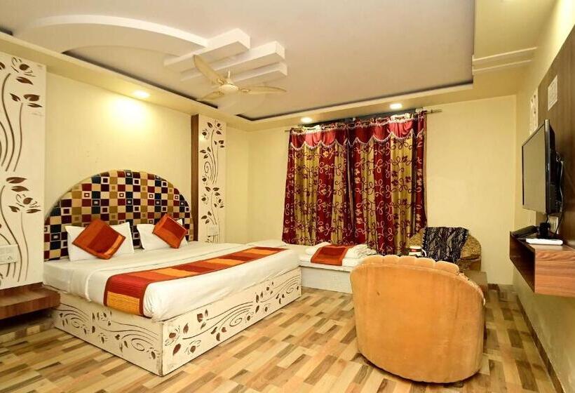 Трехместный Президентский, Star Palace Near Railway Station