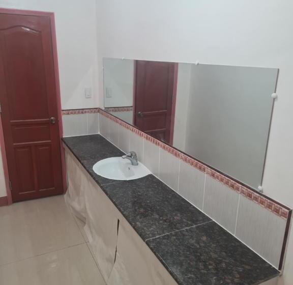اتاق خانوادگی با سرویس بهداشتی مشترک, Rotunda Inn Home Stay