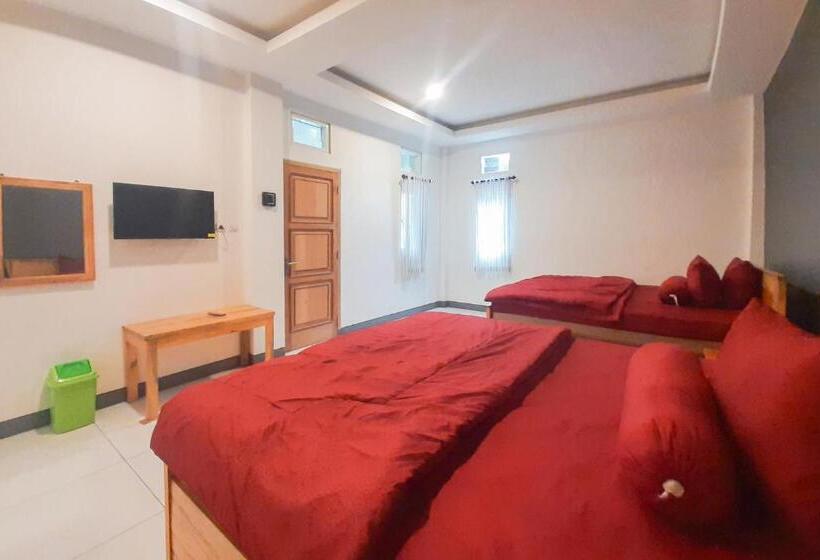 Номер Стандарт с Балконом, Delvia Bromo Homestay Mitra Reddoorz