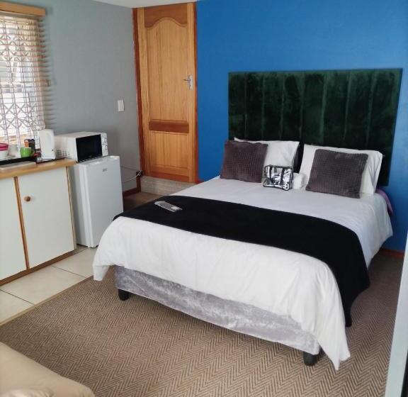 Номер Стандарт, 2 On Haig Accommodation, Selbourne, East London