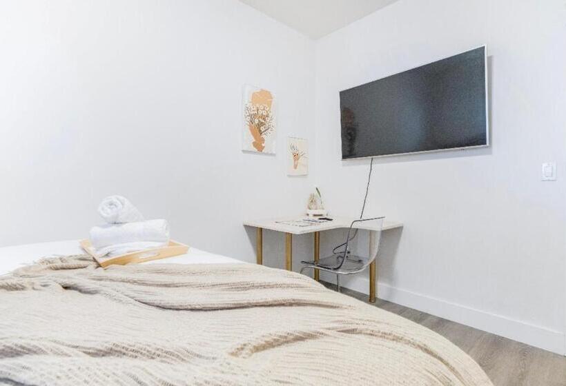 اتاق استاندارد با تخت بزرگ, Si & Daniel Home Near Yvr Airport & Skytrain Separate Entry Free Parking
