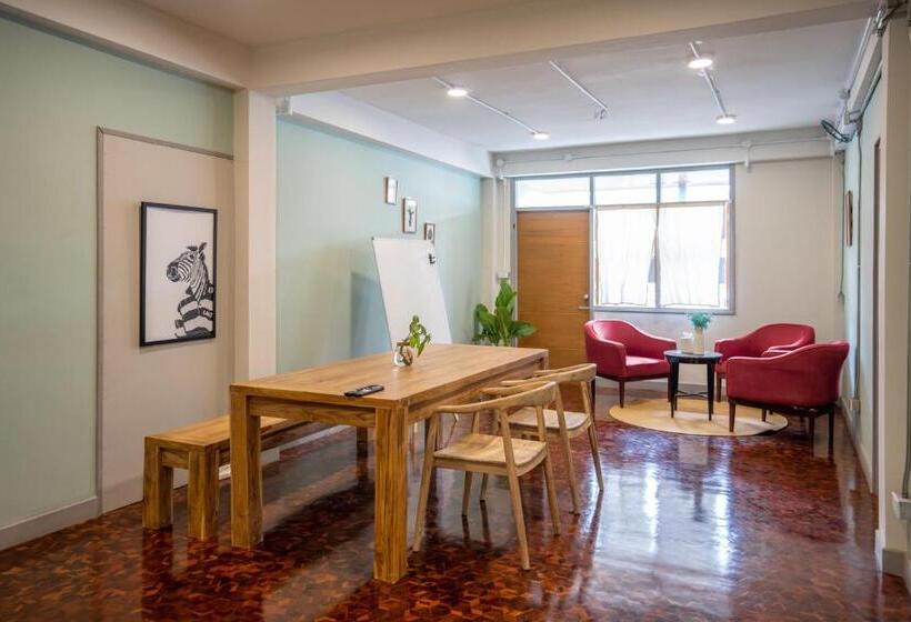 غرفة قياسية, Summer House