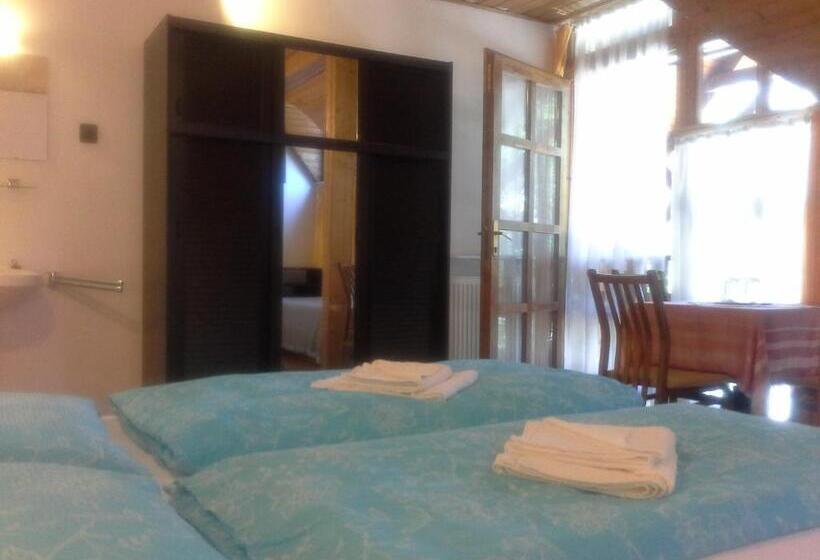 اتاق استاندارد چهارنفره با سرویس بهداشتی مشترک, Oleander B&b
