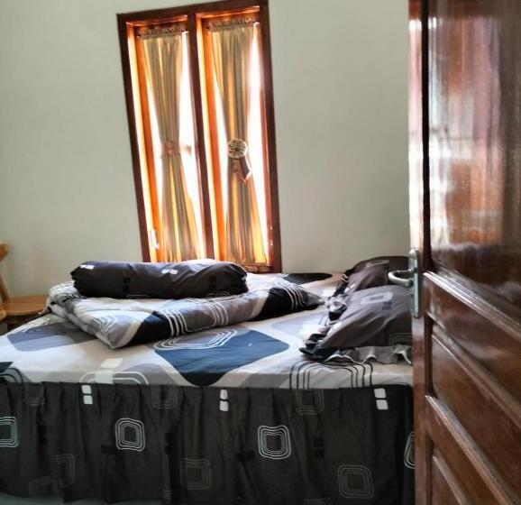 Номер Стандарт Трехместный, Bromo Seruni Astungkara Homestay