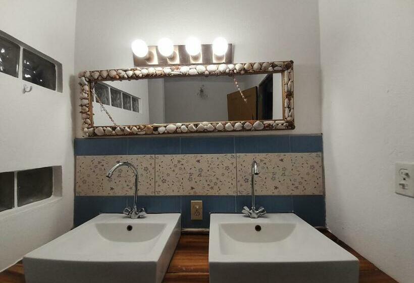 Standard Room Shared Bathroom, Hibiscus Garden