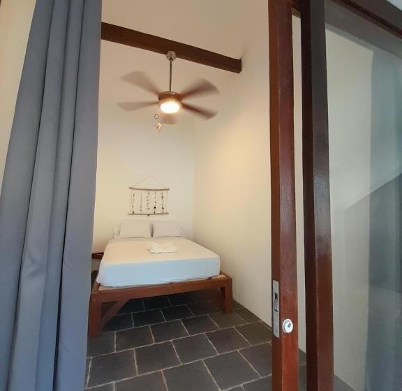 Standard Room Shared Bathroom, Hibiscus Garden