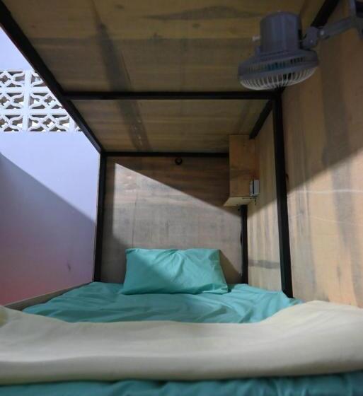 تختخواب در اتاق مشترک, Bop`s Cocktail Bar And Hostel