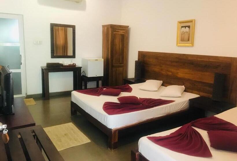 חדר סטנדרט לשלושה, Polonnaruwa Holiday Inn
