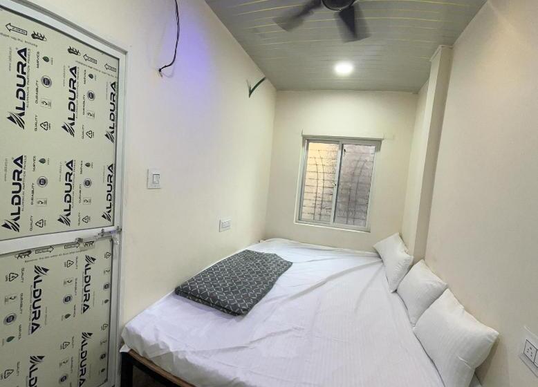 اتاق استاندارد سه نفره, Winter Hotel At Ujjain