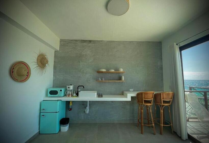 سوییت خانوادگی, 1 Corcega Beachfront Suites