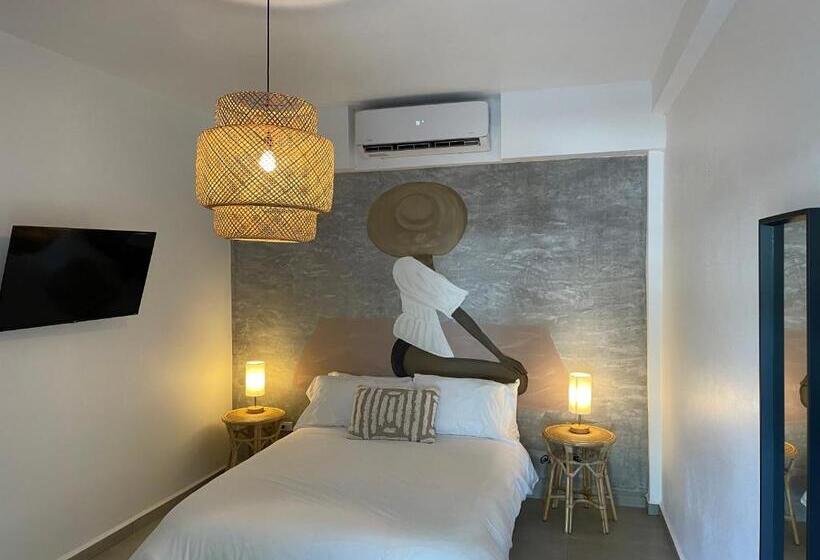 استودیوی استاندارد, 1 Corcega Beachfront Suites