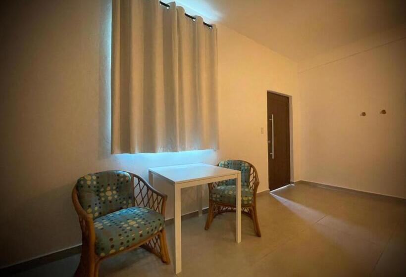 استودیوی لوکس, 1 Corcega Beachfront Suites