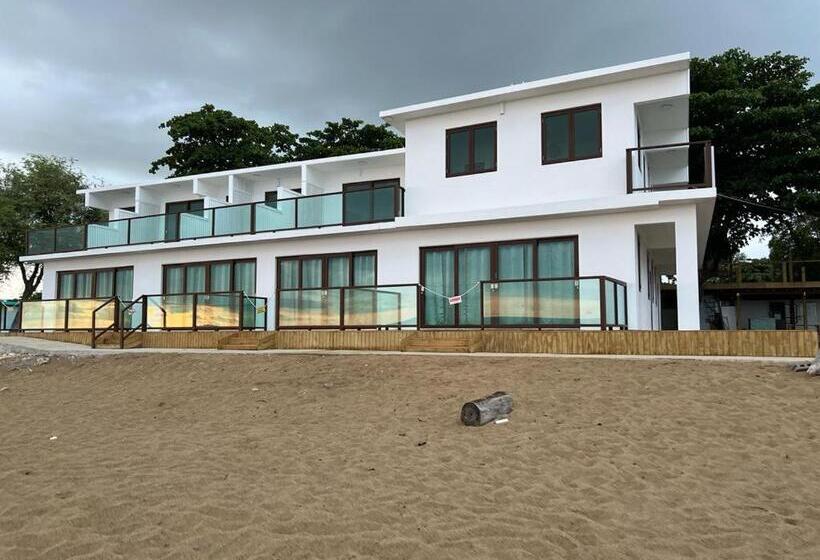 استودیوی لوکس, 1 Corcega Beachfront Suites