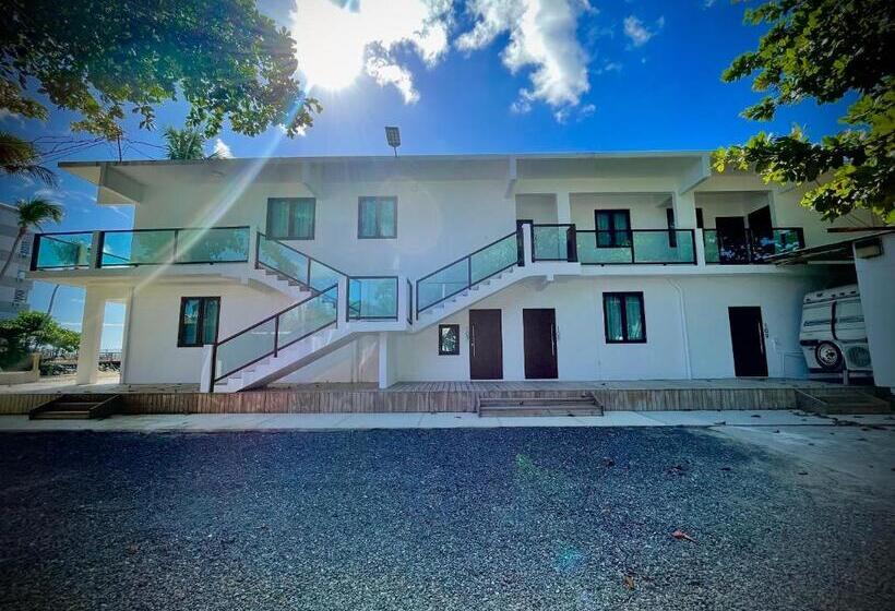 سوییت, 1 Corcega Beachfront Suites