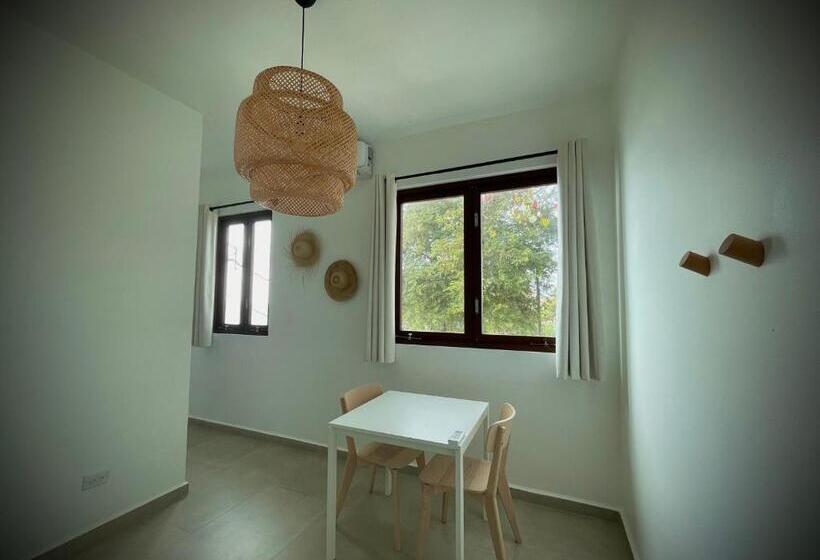 سوییت, 1 Corcega Beachfront Suites