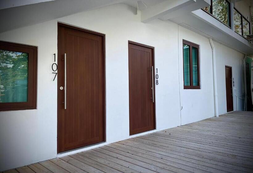 استودیوی لوکس, 1 Corcega Beachfront Suites