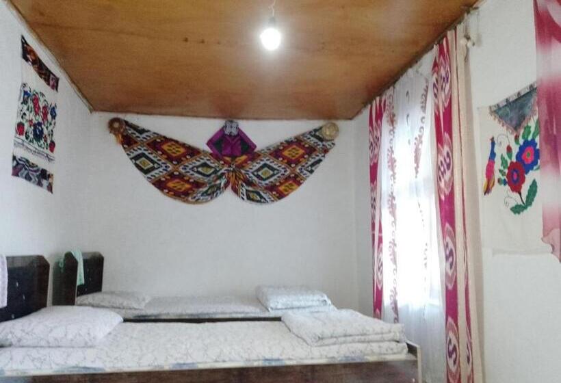 חדר סטנדרט לארבעה, Damirbek Davronov Guest House
