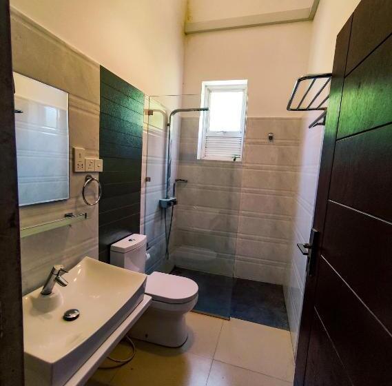 Номер Deluxe Вид на Сад, The Yacht Villa Near Colombo International Airport