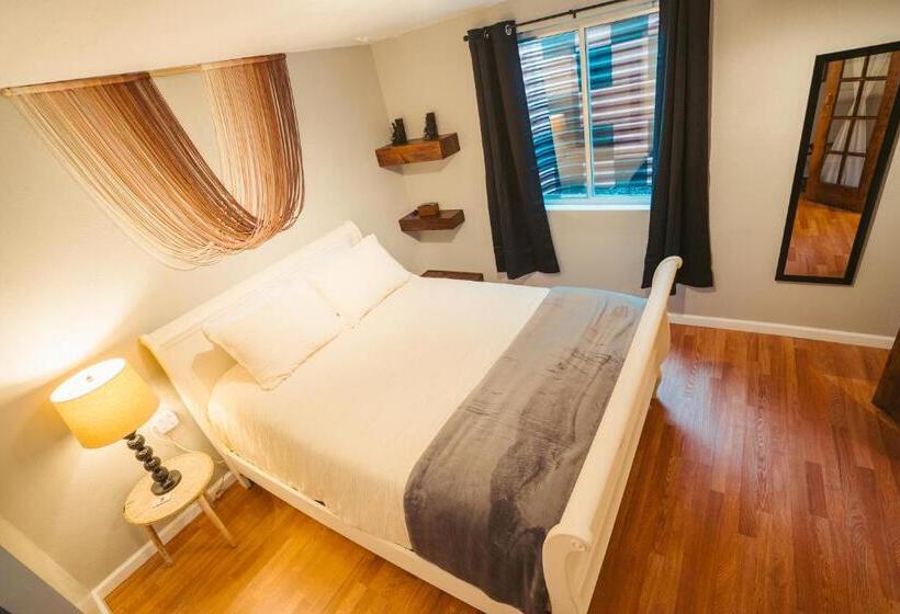 Номер Deluxe, Windsor Retreat Private Basement Suite