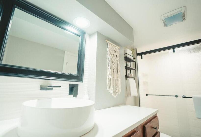 Номер Deluxe, Windsor Retreat Private Basement Suite