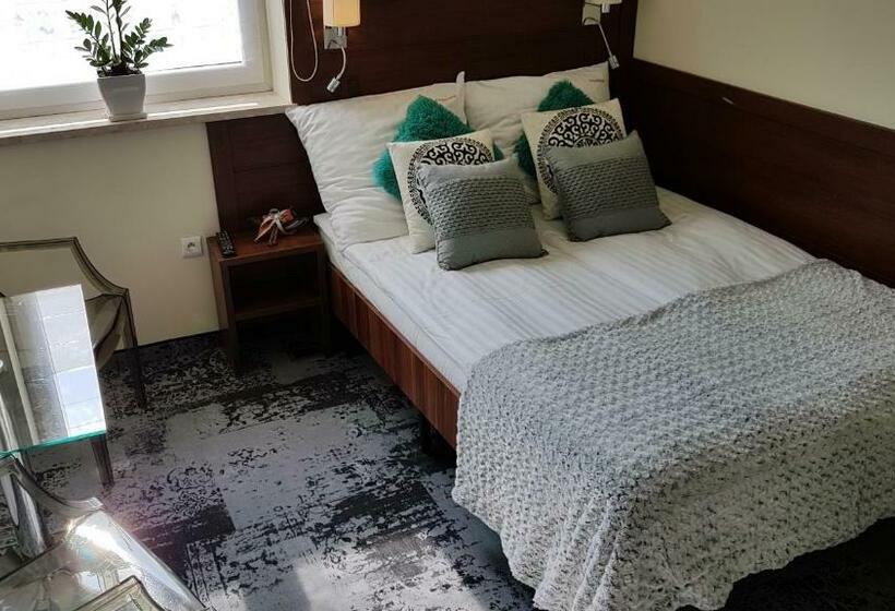Quarto Estandar, Cynamon