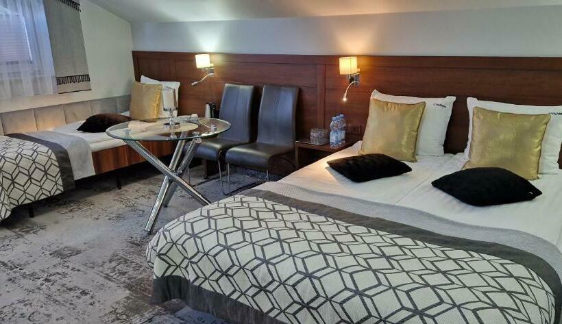 Quarto Estandar, Cynamon