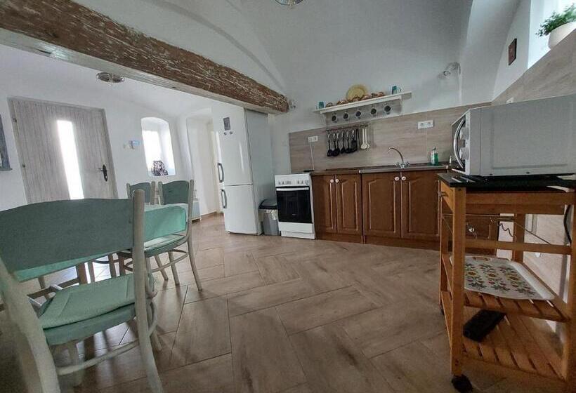 Family Suite, Fehér Szeder