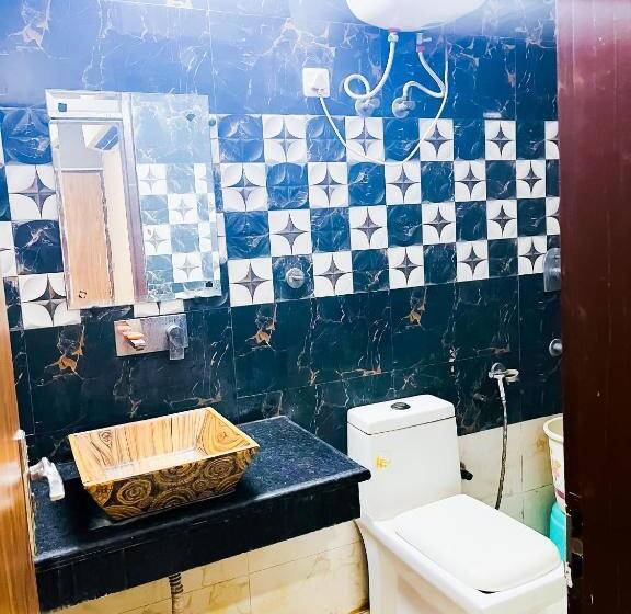 Номер Deluxe, Roomshala 121 Hotel Classic   New Delhi Railway Station