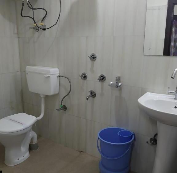 스탠다드 트리플 룸, Tashi Norling Near Mall Road