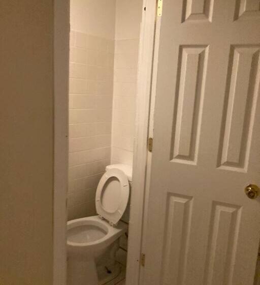 套房, Queen Bed With Private Ensuite Bathroom In Lakeview   3d