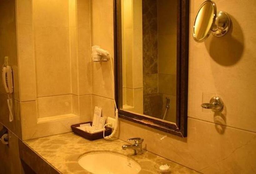 行政三人间, Fabhotel Prime Centurion