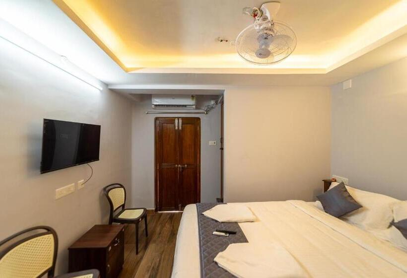 اتاق لوکس با بالکن, Lax Residency, White Town, Pondicherry
